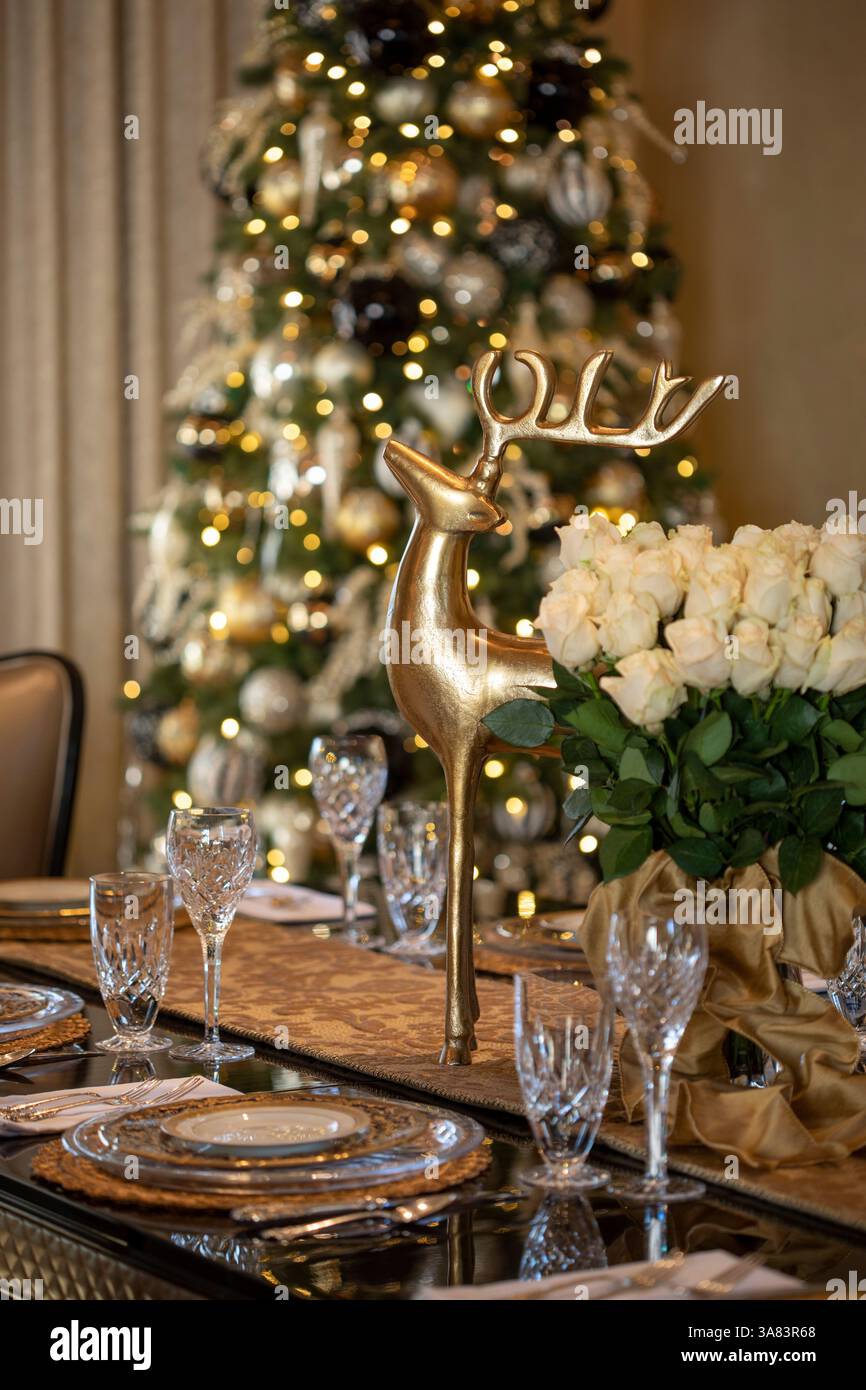 Weihnachtsfeiertagstisch und Herzstück Stockfoto