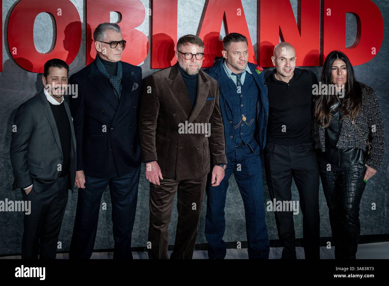 London, Großbritannien. März 2025. (L-R) David Glasser, Pierce Brosnan, Guy Ritchie, Tom Hardy, Chris McCarthy und Gast nehmen an der globalen Premiere von „MobLand“ am Odeon Luxe Leicester Square Teil. Guy Corbishley/Alamy Live News Stockfoto
