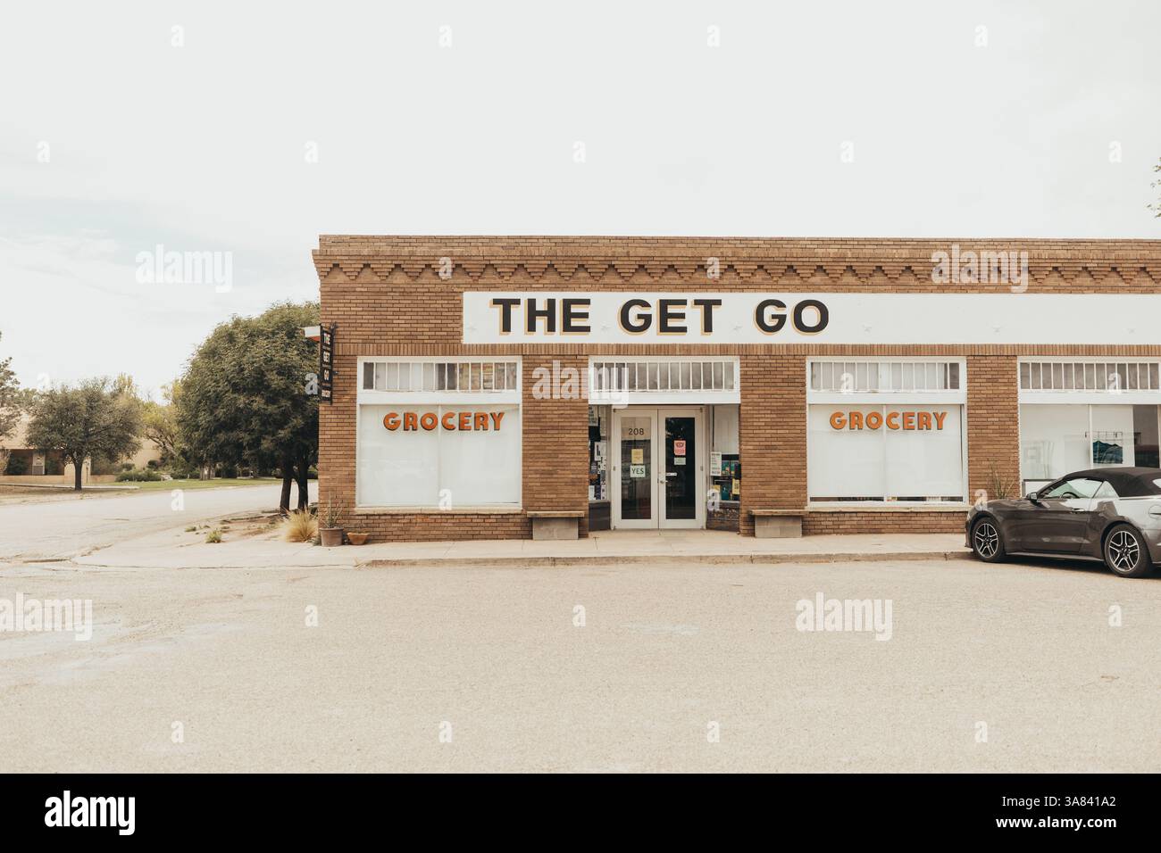 Vorderansicht des Get Go Lebensmittelläden in Marfa, Texas. Stockfoto