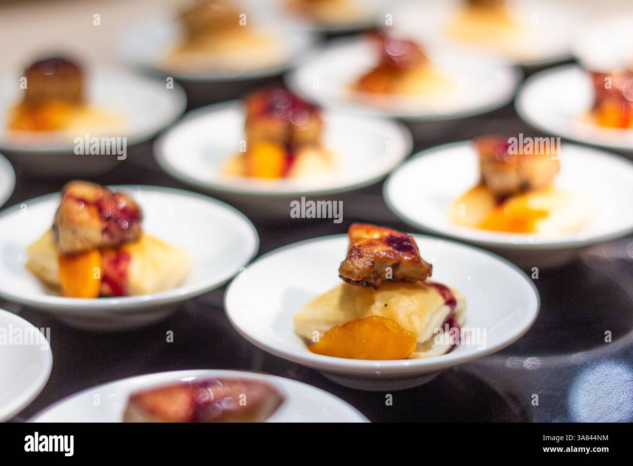 Hors d'oeuvres mit pâté de Foie Gras, serviert in einem hoteleigenen Buffetrestaurant in Manila, Philippinen Stockfoto