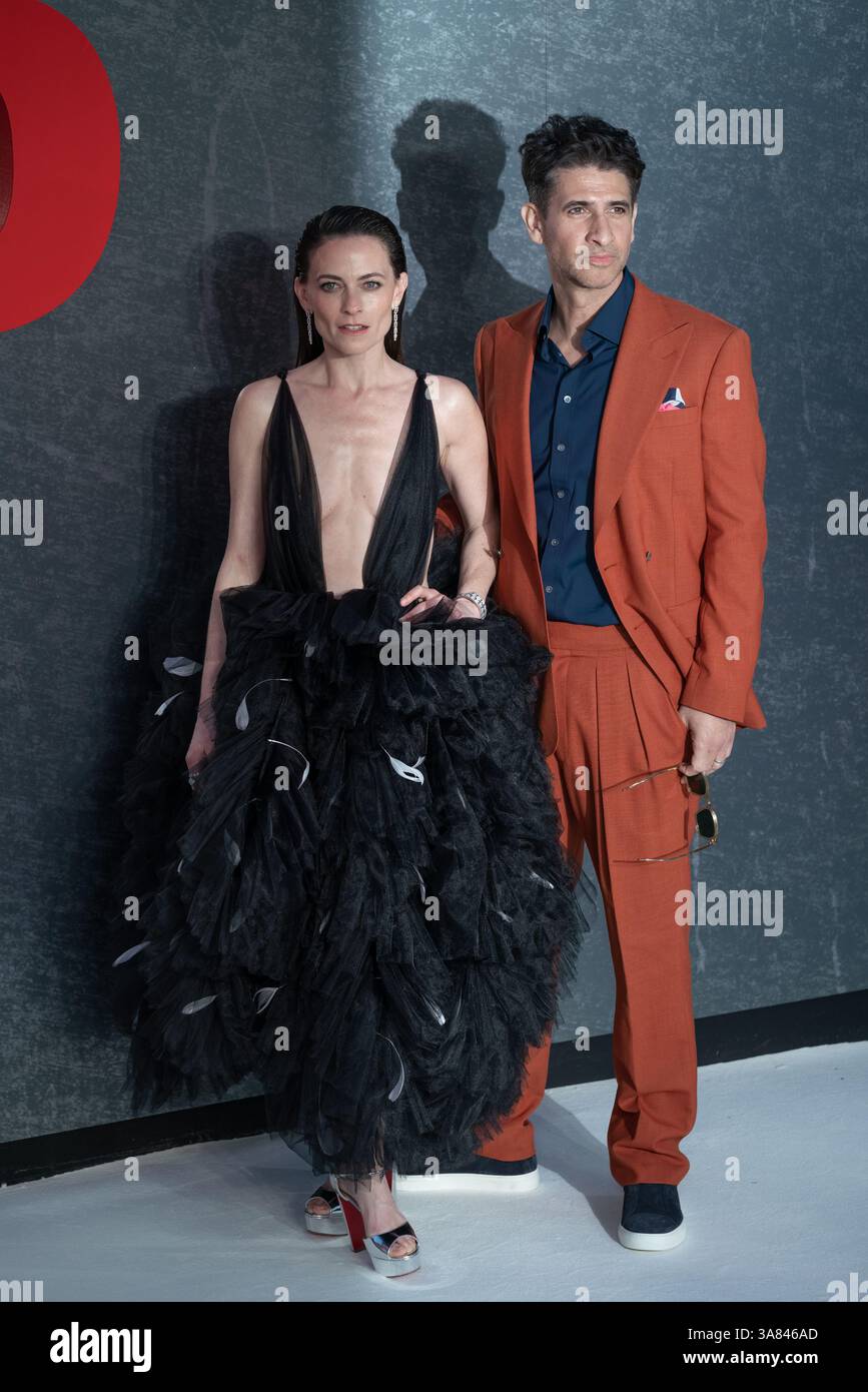 London, Großbritannien. März 2025. (L-R) Lara Pulver und Raza Jaffrey nehmen an der globalen Premiere von „MobLand“ auf dem Odeon Luxe Leicester Square Teil. Guy Corbishley/Alamy Live News Stockfoto
