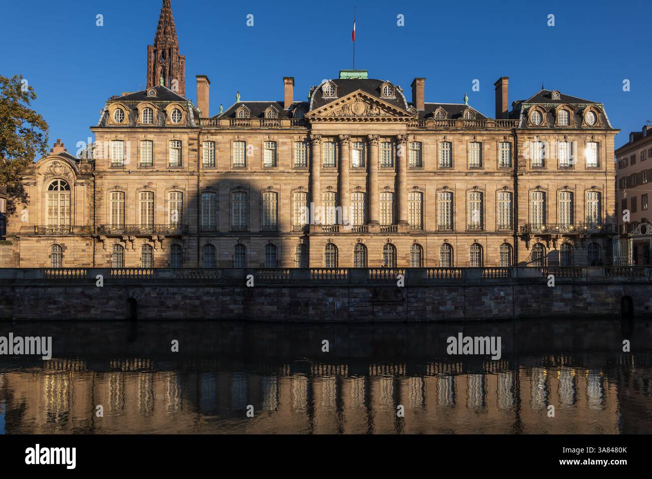 Palais Rohan - Rohan Palace in Straßburg, Frankreich. Barocke Fassade mit Blick auf den Fluss, beherbergt das Museum für dekorative Kunst. Ehemaliger Wohnsitz der Pri Stockfoto