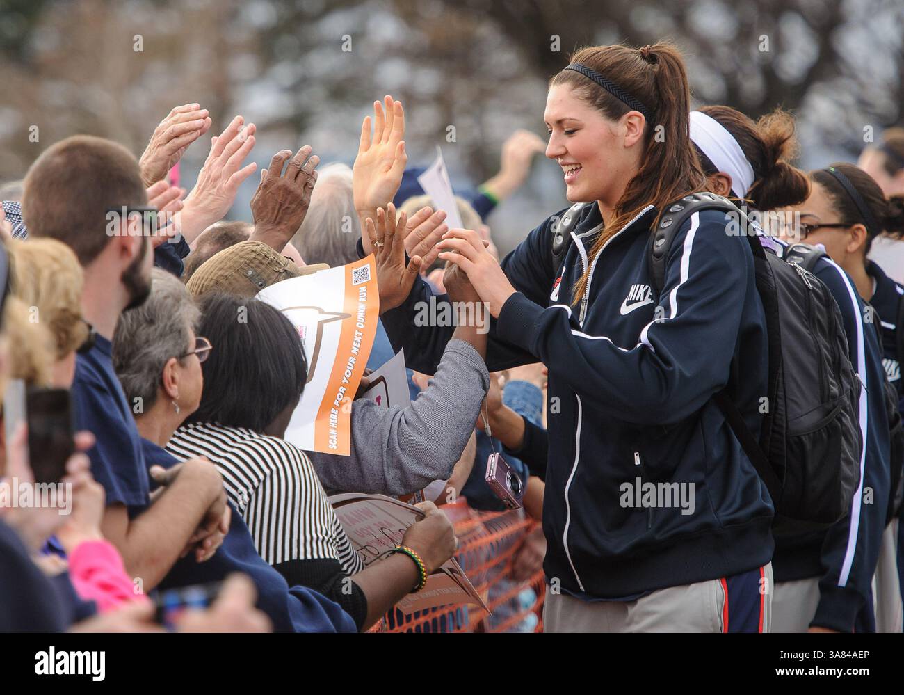 10. April 2013 – Windsor Locks, CT, USA – Mittwoch, 10. April 2013: Stefanie Dolson (31) und ihre Teamkollegen feiern mit Fans, nachdem sie nach dem Sieg über Louisville und dem Gewinn der NCAA Womens Basketball Championship 2013, ihrer achten nationalen Meisterschaft, am Bradley International Airport in Windsor Locks, CT, nach Hause zurückgekehrt sind. Bill Shettle / Cal Sport Media. (Kreditbild: © Bill Shettle/Cal Sport Media/ZUMAPRESS.com) Stockfoto