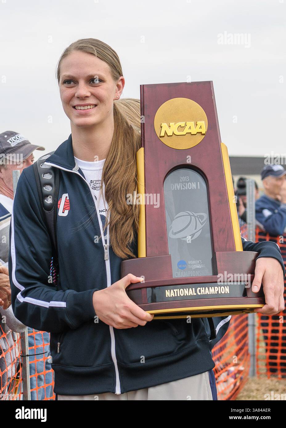 10. April 2013 - Windsor Locks, CT, USA - Mittwoch, 10. April 2013: Das Connecticut Huskies Center Heather Buck (32) feiert mit Fans, hält die National Championship Trophy, nachdem er nach dem Sieg gegen Louisville nach Hause zurückgekehrt ist und die NCAA Womens Basketball Championship 2013, ihre achte nationale Meisterschaft, gewonnen hat. Bill Shettle / Cal Sport Media. (Kreditbild: © Bill Shettle/Cal Sport Media/ZUMAPRESS.com) Stockfoto