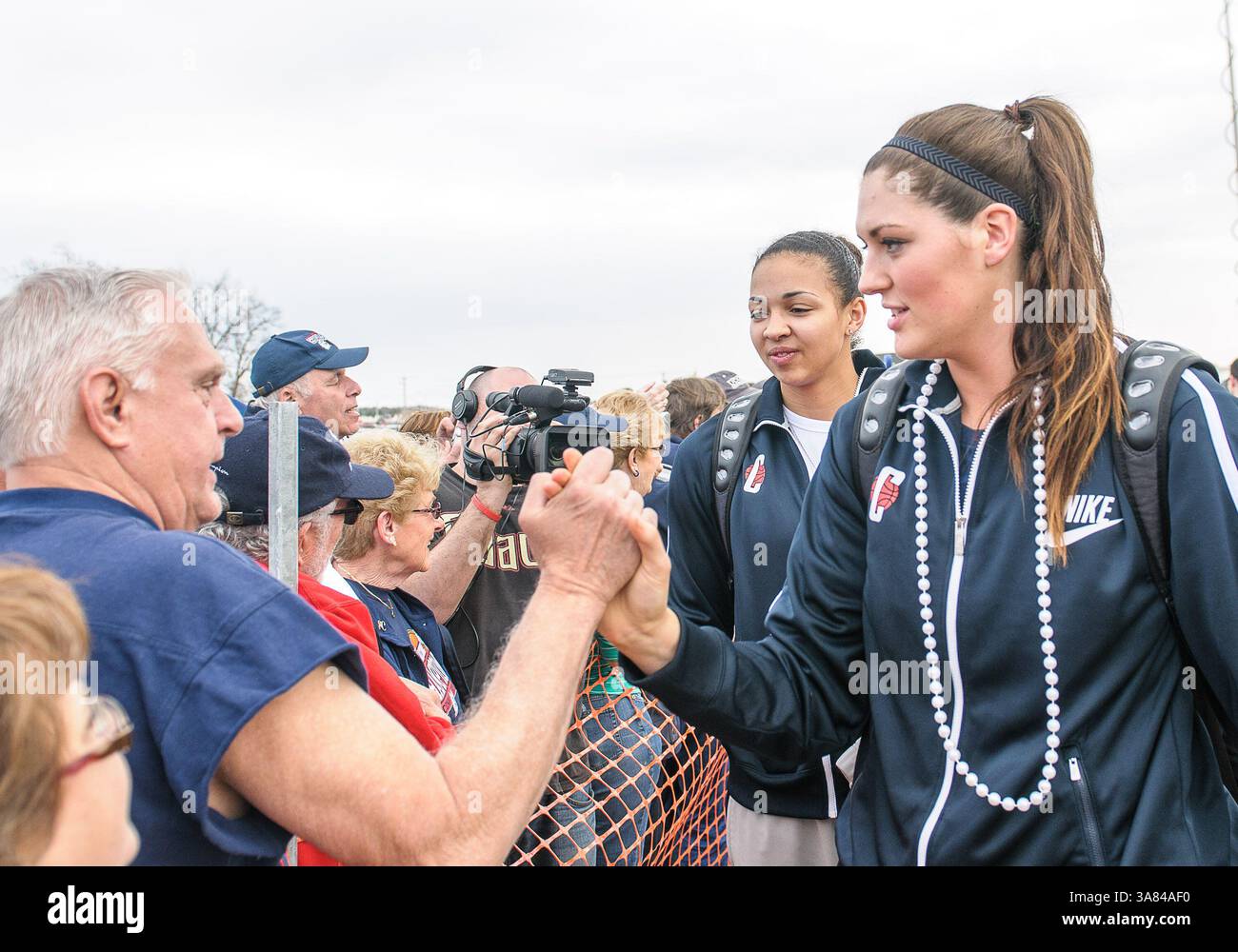 10. April 2013 - Windsor Locks, CT, USA - Mittwoch, 10. April 2013: Connecticut Huskies Center Stefanie Dolson (31) und Connecticut Huskies Center Kiah Stokes (41), dahinter feiern mit Fans, nachdem sie nach dem Sieg über Louisville nach Hause zurückgekehrt sind und die NCAA Womens Basketball Championship 2013, ihre achte nationale Meisterschaft, gewonnen haben, am Bradley International Airport in Windsor Locks, CT. Bill Shettle / Cal Sport Media. (Kreditbild: © Bill Shettle/Cal Sport Media/ZUMAPRESS.com) Stockfoto