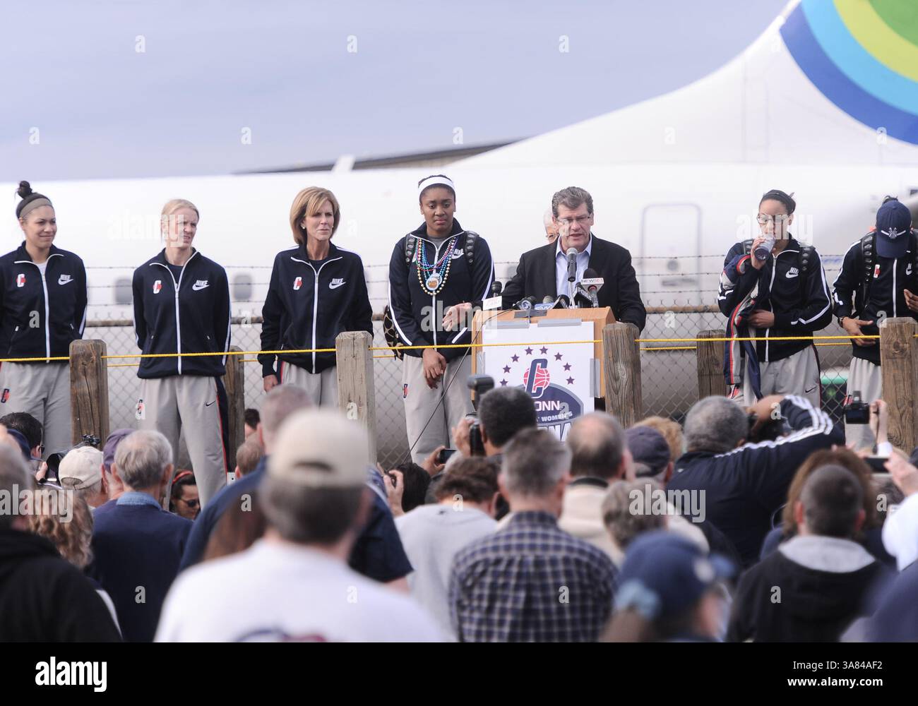 10. April 2013 - Windsor Locks, CT, USA - Mittwoch, 10. April 2013: Connecticut Huskies Head Coach Geno Auriemma spricht mit wartenden Fans, nachdem er nach dem Sieg über Louisville und dem Sieg der NCAA Womens Basketball Championship 2013, ihrer achten nationalen Meisterschaft, am Bradley International Airport in Windsor Locks, CT, nach Hause zurückgekehrt ist. Bill Shettle / Cal Sport Media. (Kreditbild: © Bill Shettle/Cal Sport Media/ZUMAPRESS.com) Stockfoto