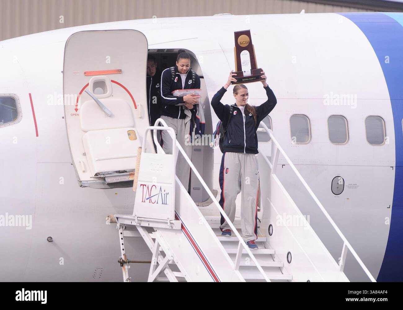 10. April 2013 - Windsor Locks, CT, USA - Mittwoch, 10. April 2013: Senior Center Heather Buck feiert und hält die National Championship Trophäe für die wartenden Fans, mit Stokes, der nach seiner Rückkehr nach Hause siegreich von Louisville und gewann die NCAA Womens Basketball Championship 2013, ihre achte nationale Meisterschaft, am Bradley International Airport in Windsor Locks, CT. Bill Shettle / Cal Sport Media. (Kreditbild: © Bill Shettle/Cal Sport Media/ZUMAPRESS.com) Stockfoto