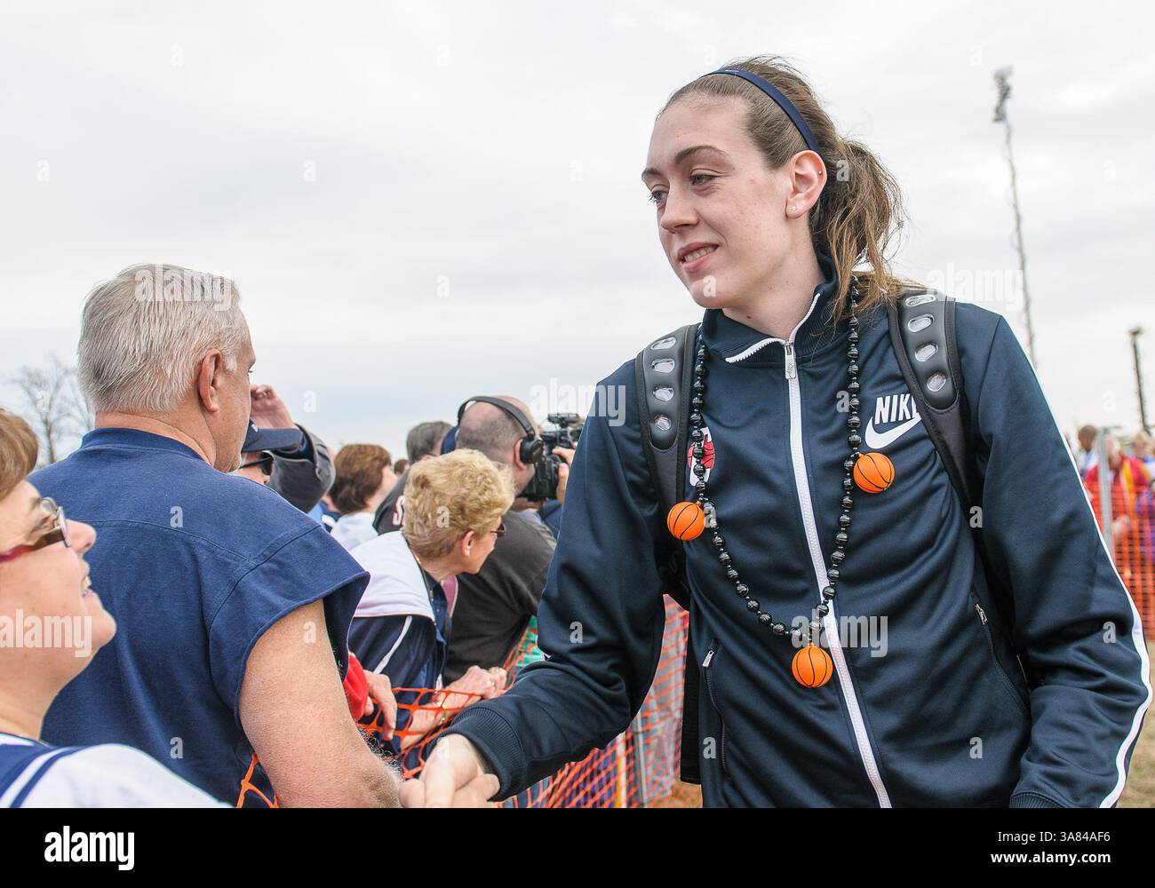 10. April 2013 - Windsor Locks, CT, USA - Mittwoch, 10. April 2013: Breanna Stewart (30) von Connecticut Huskies feiert mit Fans, nachdem sie nach dem Sieg über Louisville und dem Gewinn der NCAA Womens Basketball Championship 2013, ihrer achten nationalen Meisterschaft, am Bradley International Airport in Windsor Locks, CT, nach Hause zurückgekehrt sind. Bill Shettle / Cal Sport Media. (Kreditbild: © Bill Shettle/Cal Sport Media/ZUMAPRESS.com) Stockfoto
