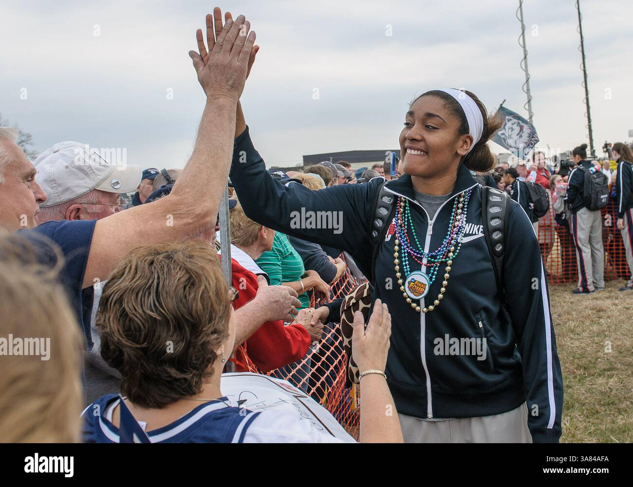 10. April 2013 - Windsor Locks, CT, USA - Mittwoch, 10. April 2013: Morgan Tuck (3) von Connecticut Huskies feiert mit Fans, nachdem er nach dem Sieg über Louisville und dem Gewinn der NCAA Womens Basketball Championship 2013, ihrer achten nationalen Meisterschaft, am Bradley International Airport in Windsor Locks, CT, nach Hause zurückgekehrt ist. Bill Shettle / Cal Sport Media. (Kreditbild: © Bill Shettle/Cal Sport Media/ZUMAPRESS.com) Stockfoto