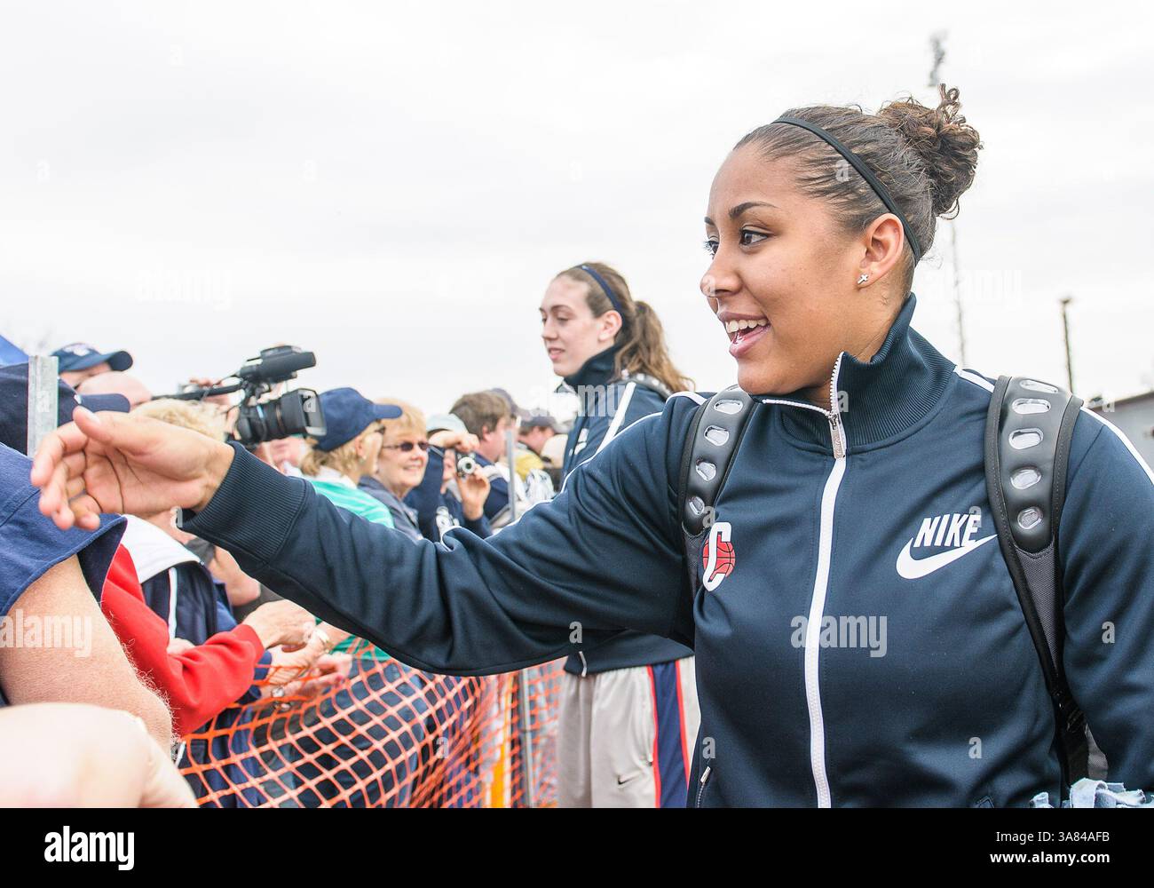 10. April 2013 - Windsor Locks, CT, USA - Mittwoch, 10. April 2013: Connecticut Huskies Stürmer Kaleena Mosqueda-Lewis (23) und Connecticut Huskies Stürmer Breanna Stewart (30), in Back feiern mit Fans, nachdem sie Louisville besiegt und die NCAA Womens Basketball Championship 2013 gewonnen haben, ihre achte nationale Meisterschaft, am Bradley International Airport in Windsor Locks, CT. Bill Shettle / Cal Sport Media. (Kreditbild: © Bill Shettle/Cal Sport Media/ZUMAPRESS.com) Stockfoto