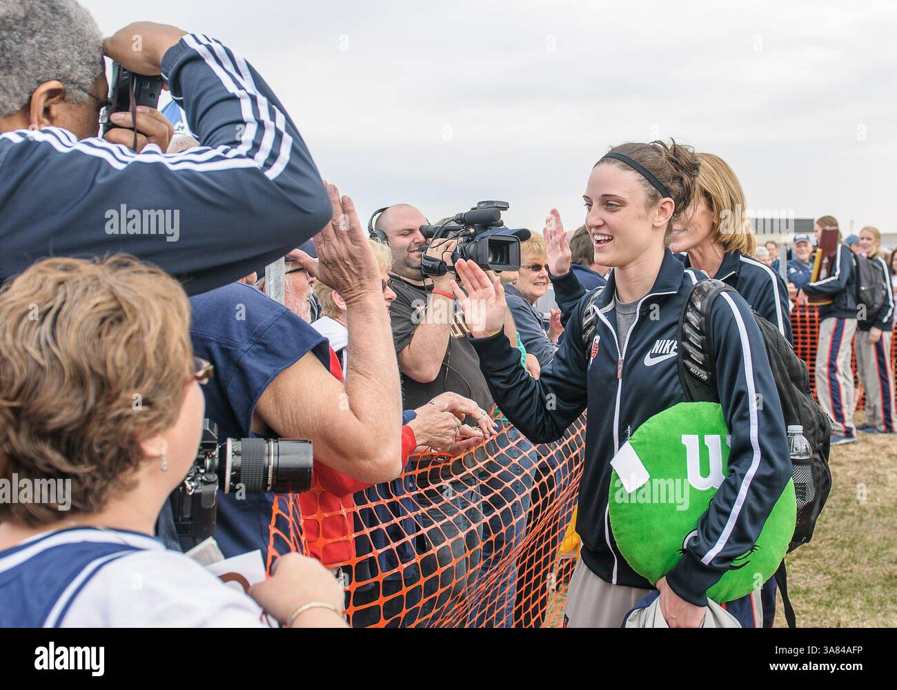 10. April 2013 - Windsor Locks, CT, USA - Mittwoch, 10. April 2013: Der Wachmann der Connecticut Huskies Kelly Faris (34) und der Associate Head Coach Chris Dailey feiern mit Fans, nachdem sie nach dem Sieg über Louisville und dem Gewinn der NCAA Womens Basketball Championship 2013, ihrer achten nationalen Meisterschaft, am Bradley International Airport in Windsor Locks, CT, nach Hause zurückgekehrt sind. Bill Shettle / Cal Sport Media. (Kreditbild: © Bill Shettle/Cal Sport Media/ZUMAPRESS.com) Stockfoto