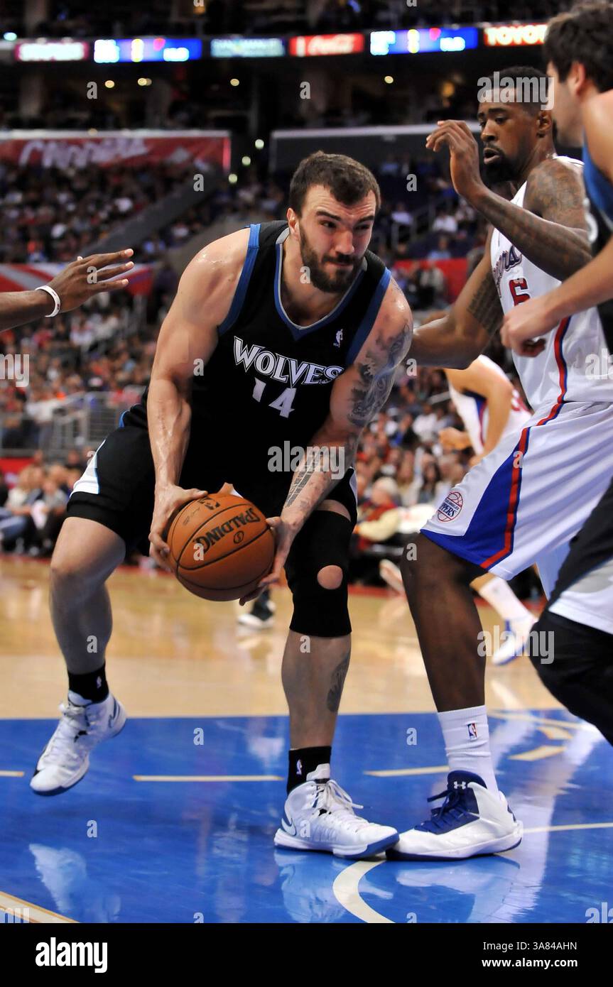 April 2013 Los Angeles, CA. Nikola Pekovic #14 bewegt den Ball in der zweiten Hälfte des NBA Basketballspiels zwischen den Minnesota Timberwolves und den Los Angeles Clippers im Staples Center in Los Angeles, Kalifornien. Die Los Angeles Clippers besiegen die Minnesota Timberwolves 111-95.Louis Lopez/CSM(Credit Image: © Louis Lopez/Cal Sport Media/ZUMAPRESS.com) Stockfoto