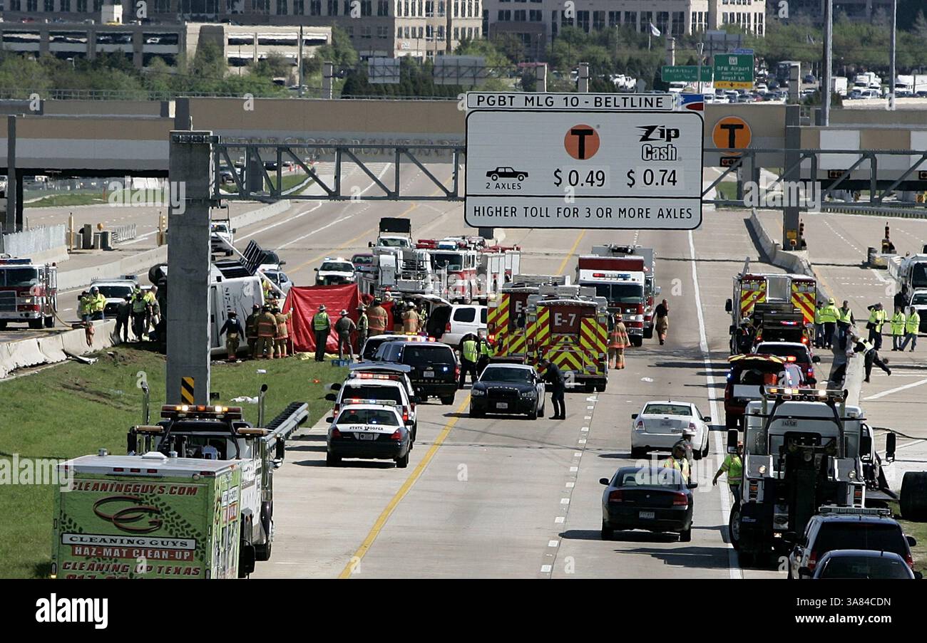 11. April 2013 - Irving, TX, USA - Rettungskräfte entfernen einen der Todesopfer bei einem Busunfall auf dem George Bush Highway in Irving Donnerstagmorgen, 11. April 2013, wie von einem Beamten am Tatort berichtet wurde. (Kreditbild: © Bob Booth/MCT/ZUMAPRESS.com) Stockfoto