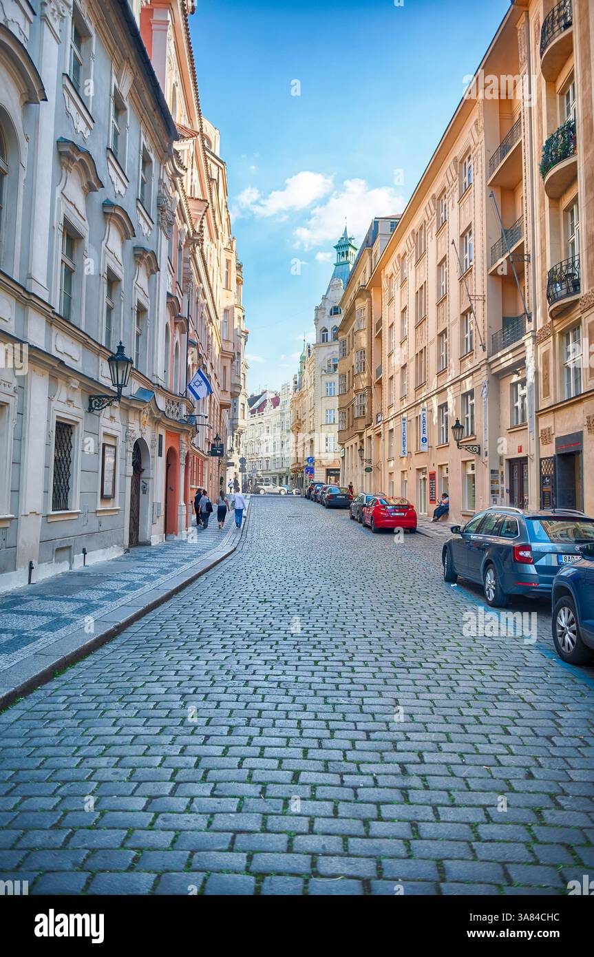 PRAG - 10. MAI 2024: Spaziergang durch die Straßen von Josefov, dem jüdischen Viertel von Prag, Tschechien Stockfoto