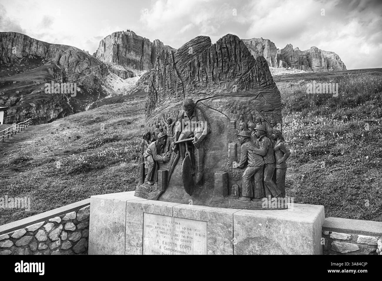 CANAZEI, ITALIEN - 24. JULI 2024: Bronzemonument, das den Radfahrer Fausto Coppi zeigt, der eine Etappe des Giro d’Italia am Pordoi Pass in den Dolomiten von C gewann Stockfoto CANAZEI, ITALIEN - 24. JULI 2024: Bronzemonument, das den Radfahrer Fausto Coppi zeigt, der eine Etappe des Giro d’Italia am Pordoi Pass in den Dolomiten von C gewann Stockfoto