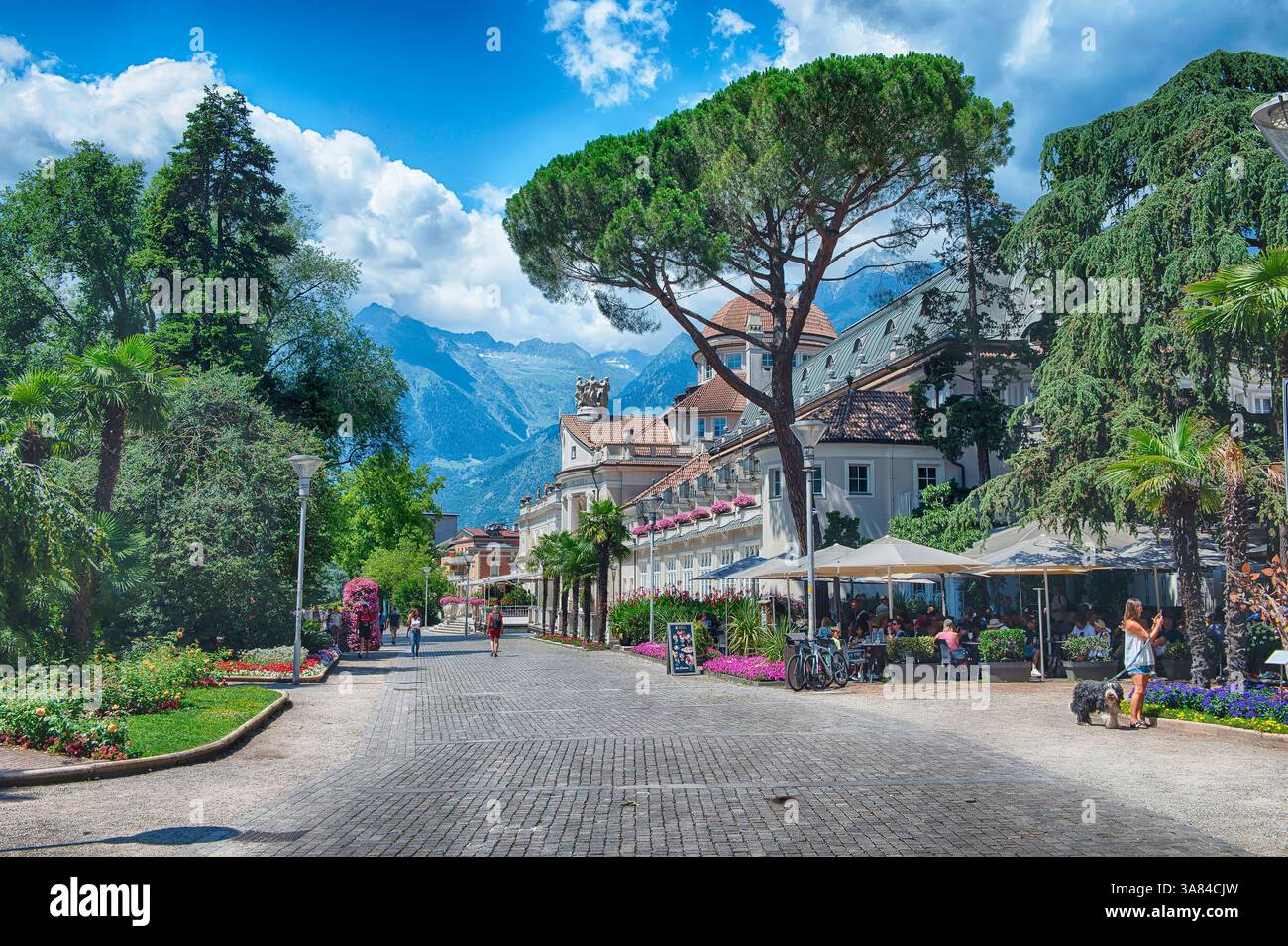 MERAN, ITALIEN - 22. JULI 2024: Touristen, die einen sonnigen Tag genießen, spazieren durch eine Fußgängerzone mit Geschäften und Restaurants in Meran, Südtirol, Stockfoto MERAN, ITALIEN - 22. JULI 2024: Touristen, die einen sonnigen Tag genießen, spazieren durch eine Fußgängerzone mit Geschäften und Restaurants in Meran, Südtirol, Stockfoto
