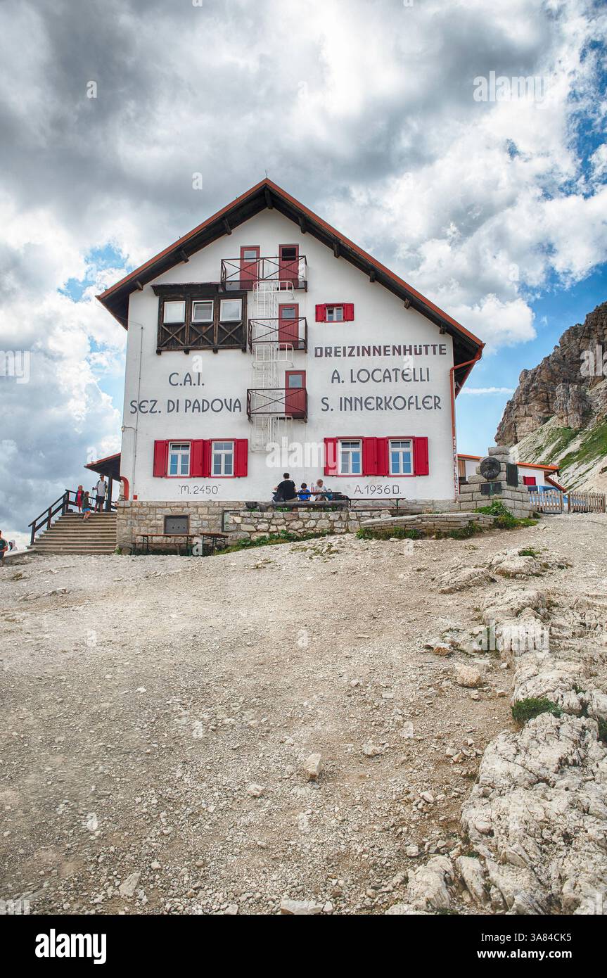 SEXTEN, ITALIEN - 26. JULI 2024: Touristen, die nach einem Trekkingtag in den italienischen alpen in Südtirol eine Pause vor der Almhütte Locatelli genießen Stockfoto SEXTEN, ITALIEN - 26. JULI 2024: Touristen, die nach einem Trekkingtag in den italienischen alpen in Südtirol eine Pause vor der Almhütte Locatelli genießen Stockfoto