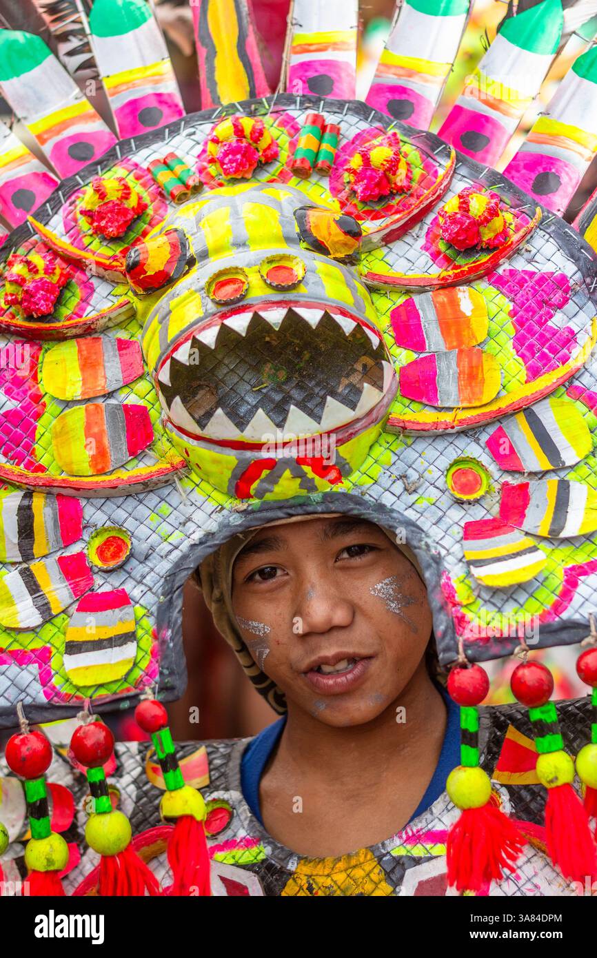 Teilnehmer des ATI-Atihan Festivals in Kalibo, Aklan, Philippinen in voller Insignien mit einer komplizierten und farbenfrohen traditionellen Tracht Stockfoto