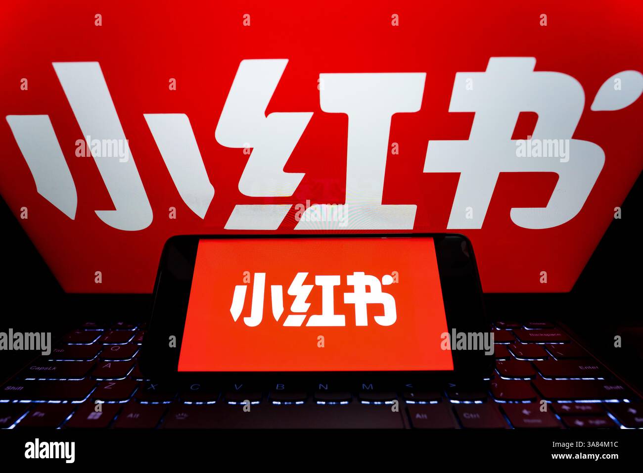 Eine Abbildung zeigt das rote LOGO, das am 28. März 2025 auf einem Smartphone in Chongqing, China, angezeigt wurde. Stockfoto