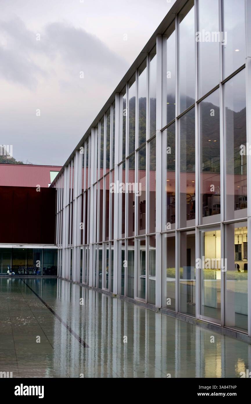Das Foto zeigt das Äußere des Shimane Museums des antiken Izumo, das von Maki Fumihiko entworfen wurde, in der Stadt Izumo, Präfektur Shimane, Japan auf 0 Stockfoto