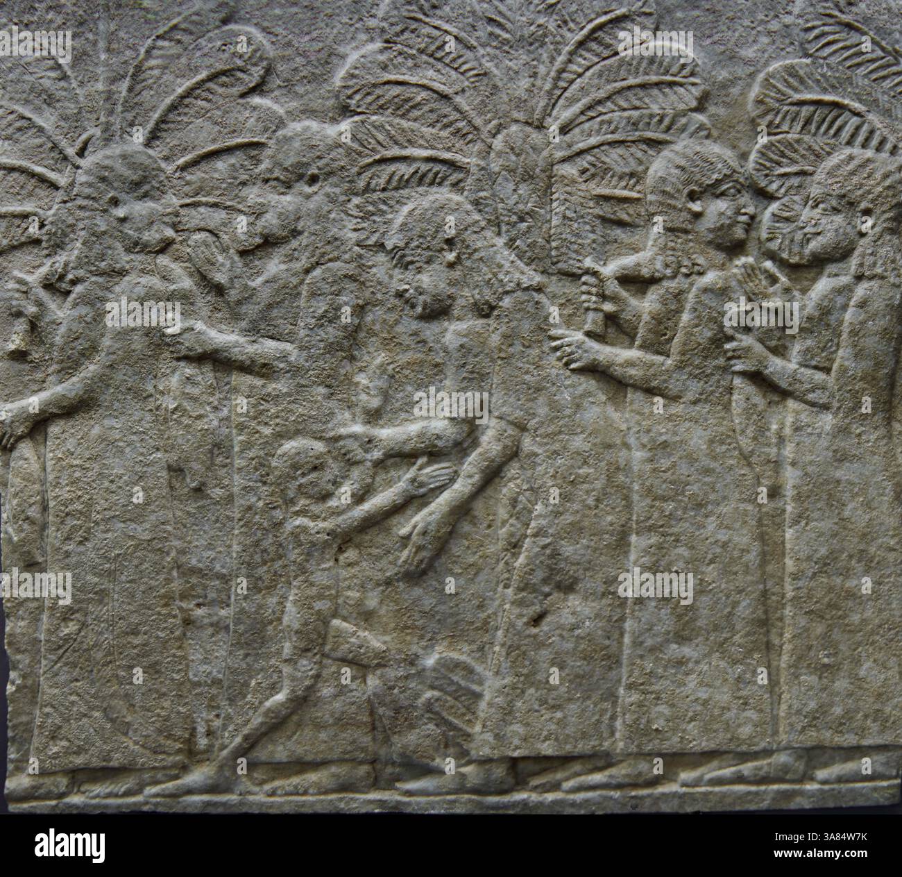 Antike neo-assyrische Relieftafel, die die Deportation babylonischer Frauen darstellt, Nordpalast von Ashurbanipal, Hof J, 688-631 v. Chr. Neapel AR Stockfoto