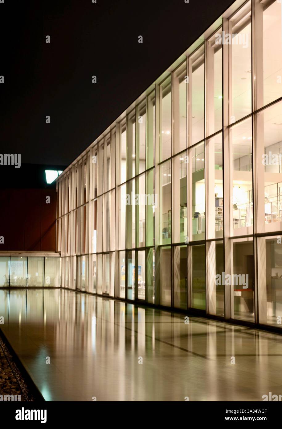 Das Foto zeigt das Äußere des Shimane Museums des antiken Izumo, das von Maki Fumihiko entworfen wurde, in der Stadt Izumo, Präfektur Shimane, Japan Stockfoto