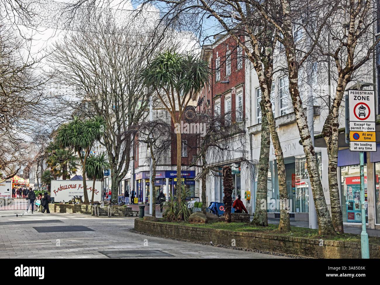 Das westliche Ende der New George Street im Haupteinkaufszentrum von Plymouth. Bewachsene Bäume säumen die Fußgängerzone. Stockfoto