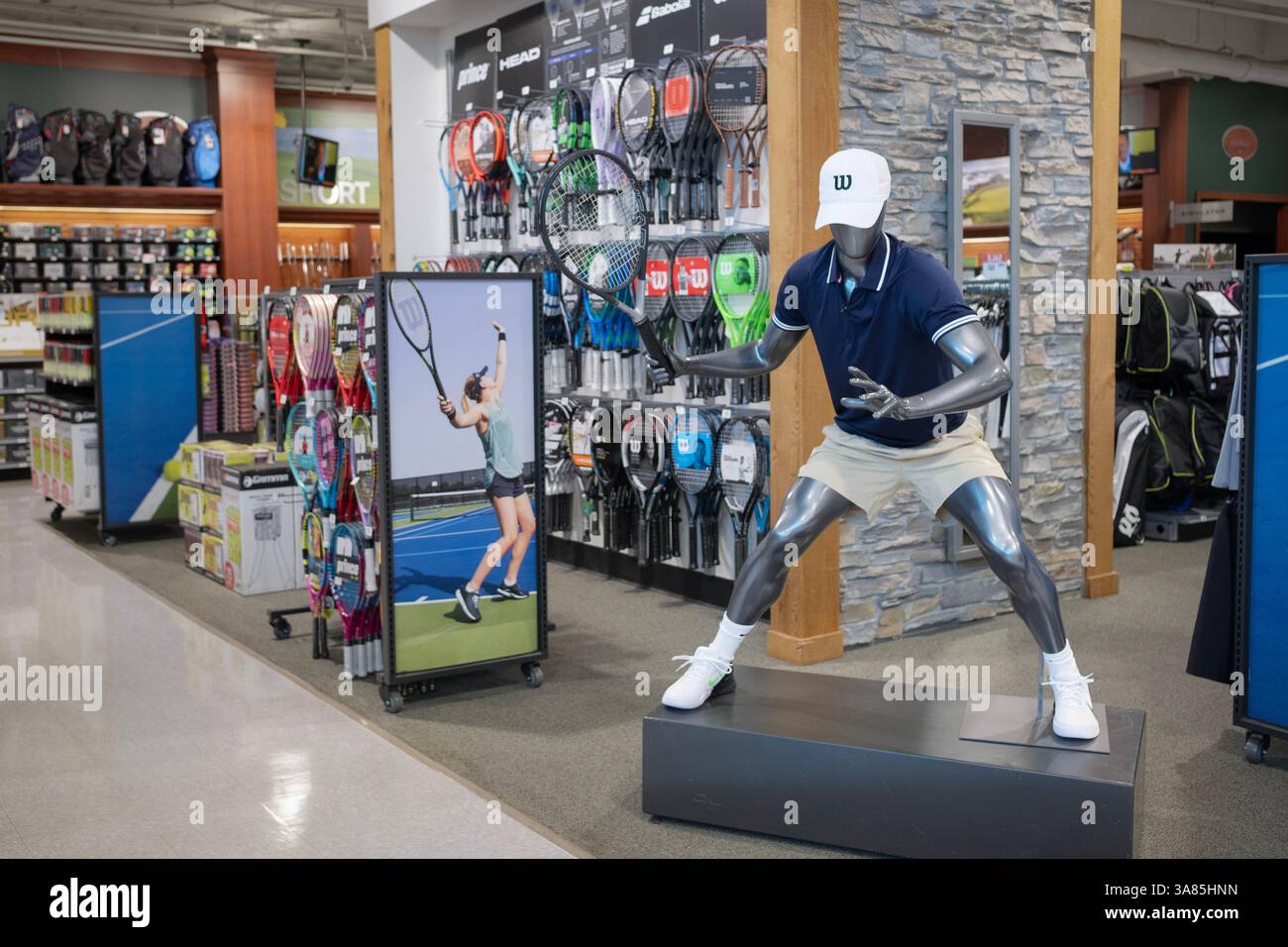 Die Tennisabteilung des Dick's Sporting Goods Stores in der Roosevelt Field Mall in Garden City, Long Island, New York. Stockfoto