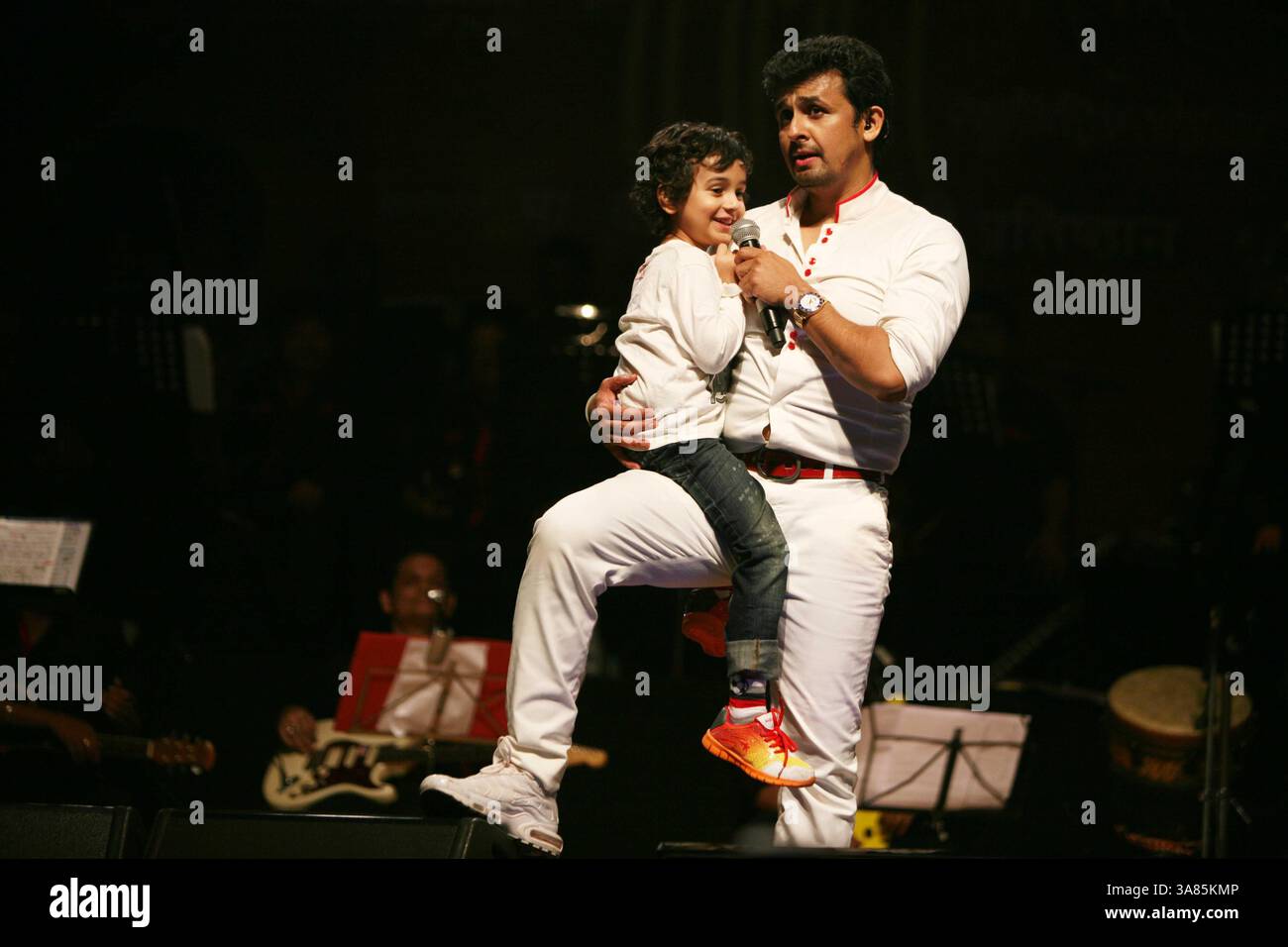 MUMBAI, INDIEN – 24. APRIL: Sänger Sonu Nigam tritt mit seinem Sohn am 24. April 2013 im Deenanath Smruti Pratishthan in Mumbai auf. (Foto: Milind Shelte/India Today Group) *** Lokale Bildunterschrift *** Sonu Nigam (Kreditbild: © India Today/ZUMAPRESS.com) Stockfoto