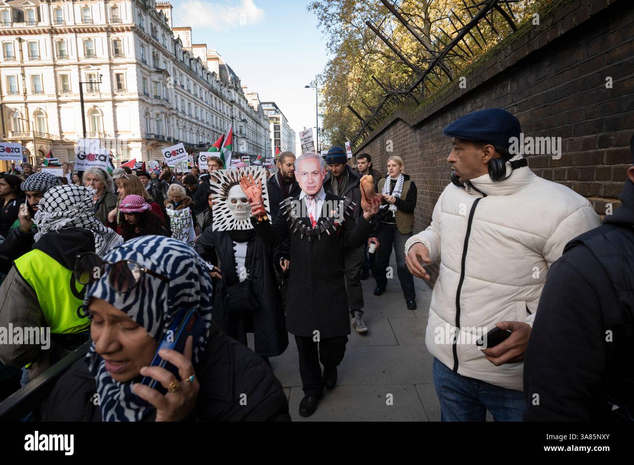 Bloody Effigy von Bejamin Netanjahu, Premierminister von Israel, bei der Freie Palästina-Kundgebung in London Stockfoto
