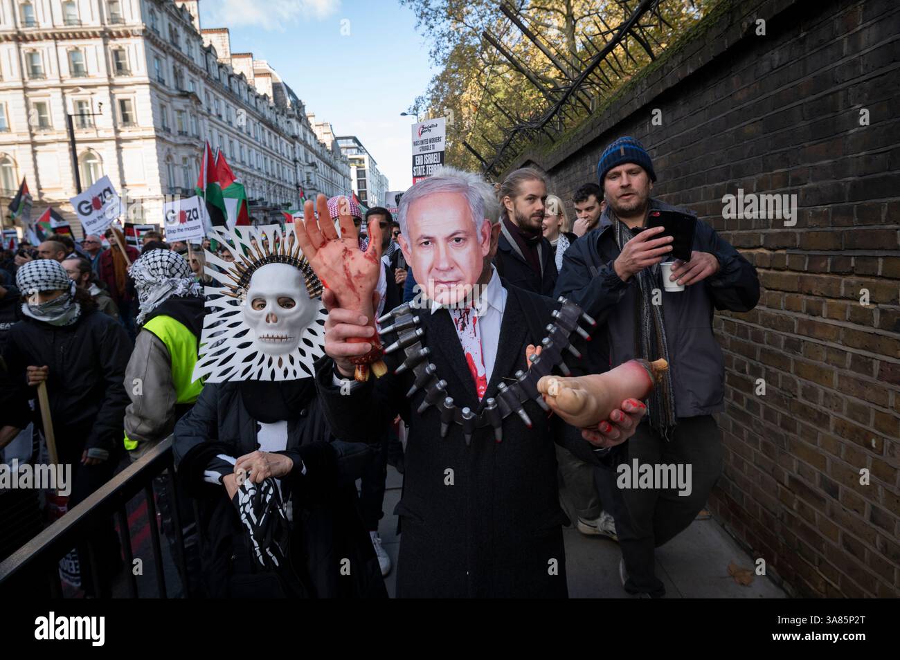 Bloody Effigy von Bejamin Netanjahu, Premierminister von Israel, bei der Freie Palästina-Kundgebung in London Stockfoto