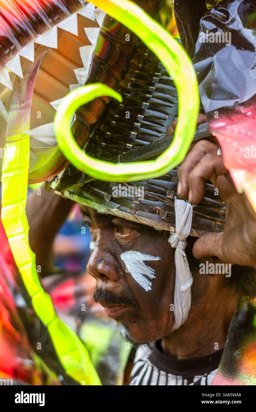 Teilnehmer des ATI-Atihan Festivals in Kalibo, Aklan, Philippinen in voller Insignien mit einer komplizierten und farbenfrohen traditionellen Tracht Stockfoto