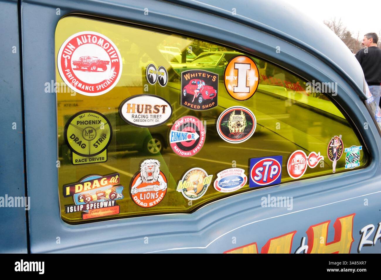 März 31, 2013 – Garden City, New York, USA – diese Aufkleber befinden sich an den Seitenfenstern der Chevrolet-Limousine von A. Racine aus dem Jahr 1955, einem Rennwagen der Gasser-Klasse, bei der 58. Jährlichen Oster-Sonntag-Oldtimer-Parade und -Show, die von der Garden City Chamber of Commerce gesponsert wurde. Hunderte von authentischen alten Autos (1898–1988), darunter Antiquitäten, Klassiker und besondere Interessen, nahmen an der Parade Teil. (Bild: © Ann Parry/ZUMAPRESS.com) Stockfoto