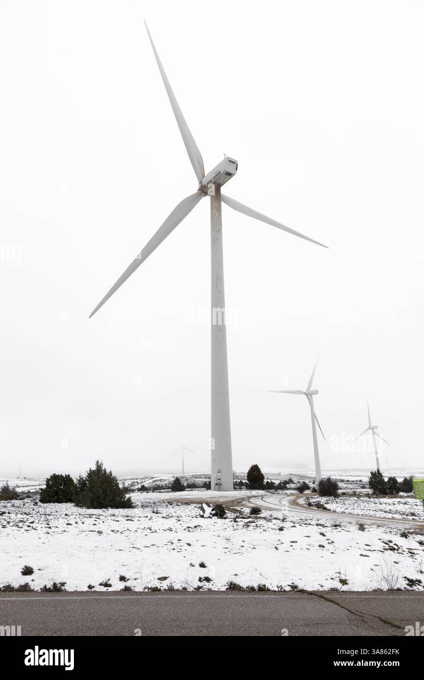 Windkraftanlage mit Schnee und Nebel Stockfoto