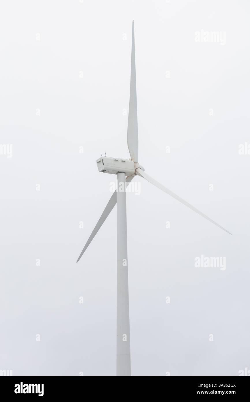 Windkraftanlage mit Schnee und Nebel Stockfoto