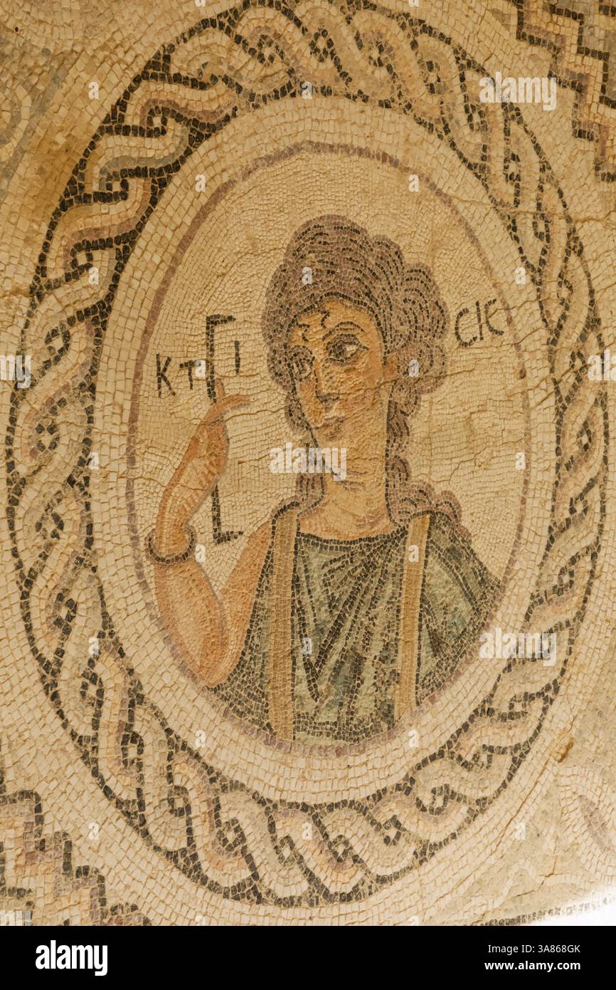 Zypern, Episkopi, Kourion, die archäologische Stätte von Kourion, Haus des Eustolius, Mosaik, das die Büste von Ktisis mit einem Messinstrument darstellt Stockfoto