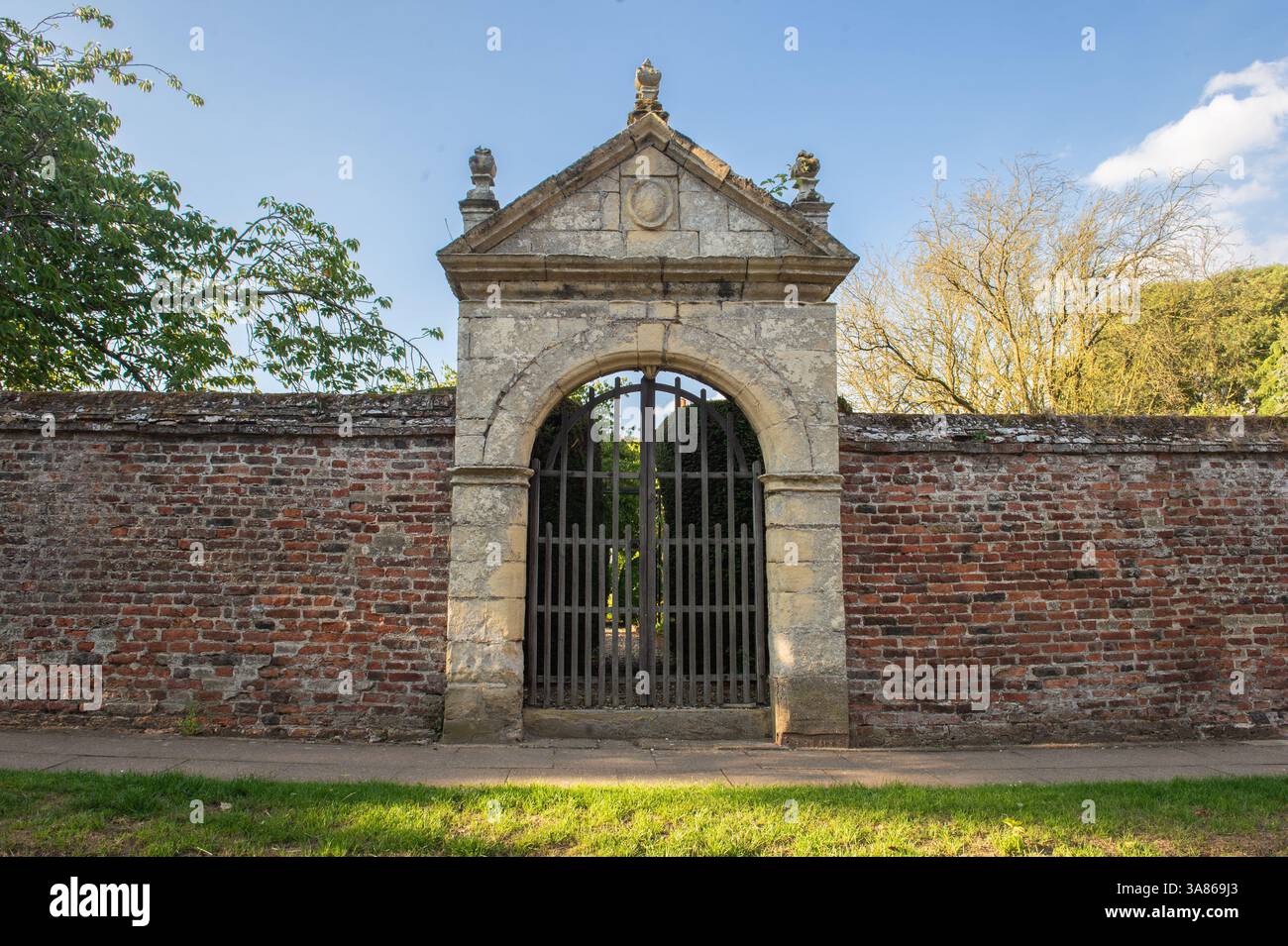 Ein ornamentales Tor zu einem großen Gatehouse im Dorf Lund, einem Dorf und einer Zivilpfarrei im East Riding of Yorkshire, England. Stockfoto
