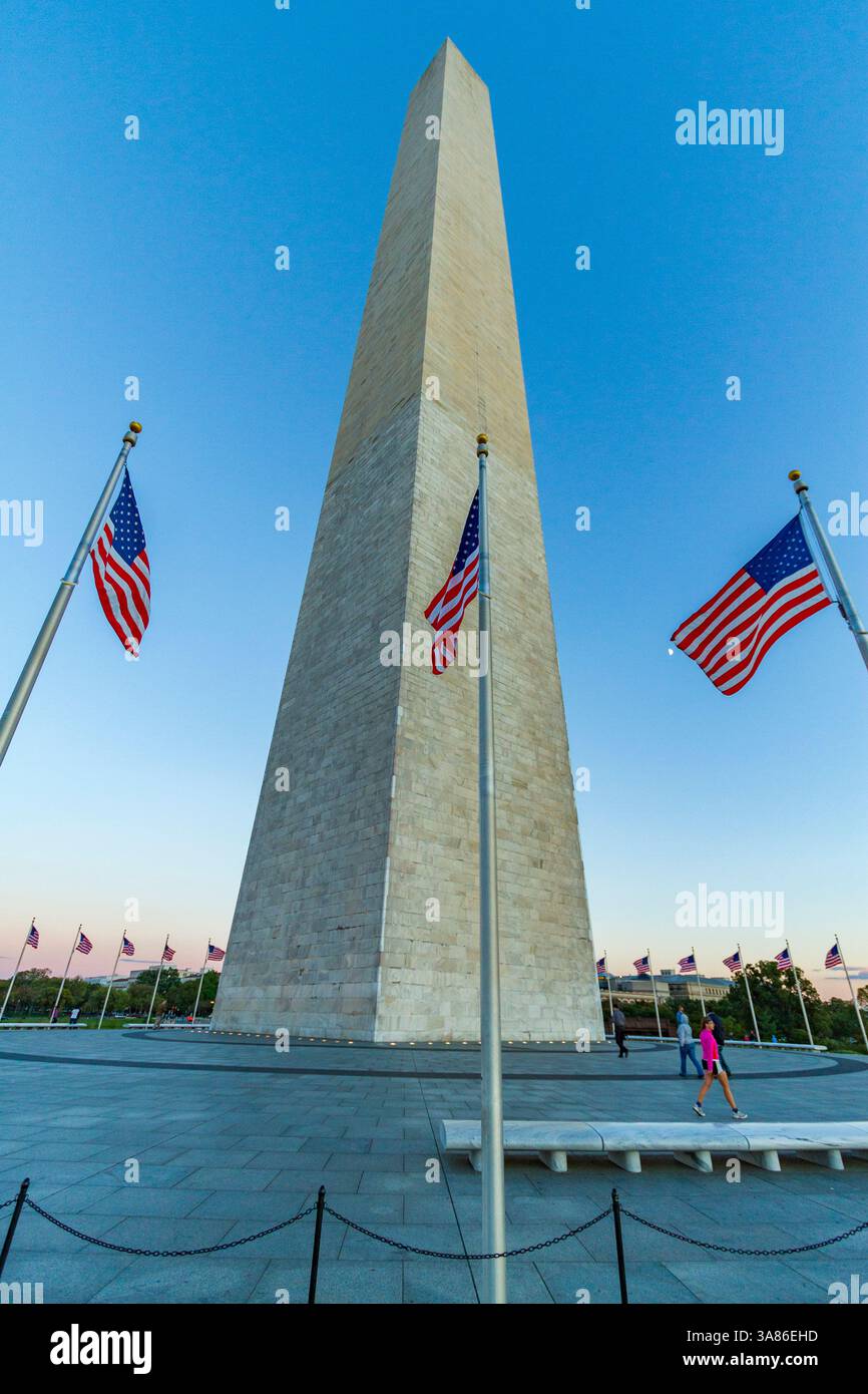 Amerikanische Flaggen rund um das Washington Monument in Washington, D.C., Vereinigte Staaten von Amerika Stockfoto