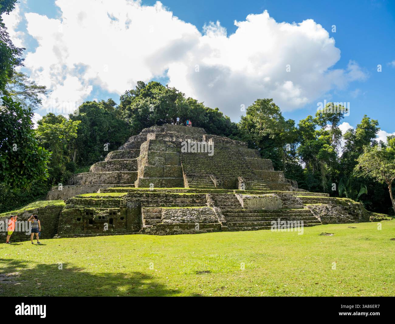 Der Jaguar Tempel an der mesoamerikanischen archäologischen Stätte Lamanai (untergetauchtes Krokodil), Belize Stockfoto