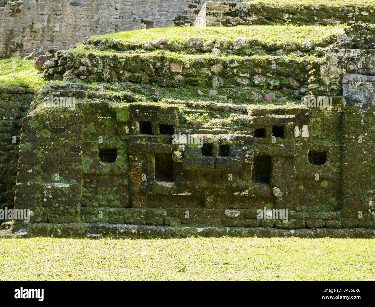 Der Jaguar Tempel an der mesoamerikanischen archäologischen Stätte Lamanai (untergetauchtes Krokodil), Belize Stockfoto