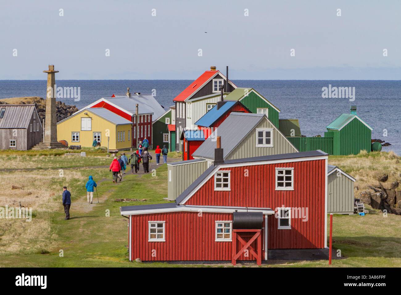 Touristen besichtigen die abgelegene Insel Flatey, Island Stockfoto