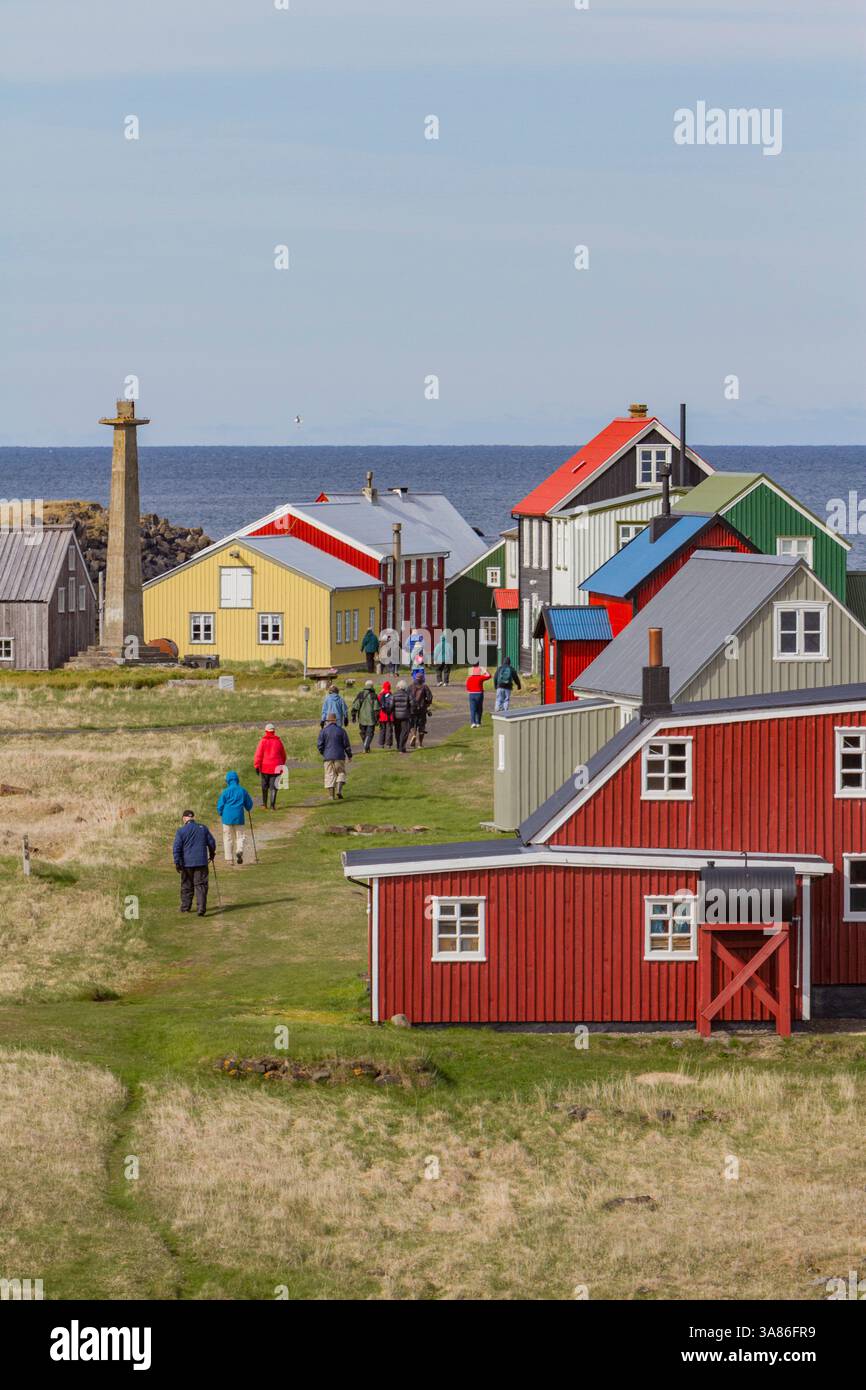 Touristen besichtigen die abgelegene Insel Flatey, Island Stockfoto
