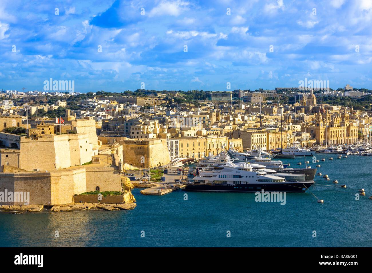 Blick auf Birgu und Fort St. Angelo von den Upper Barrakka Gardens, Valletta, Malta Stockfoto