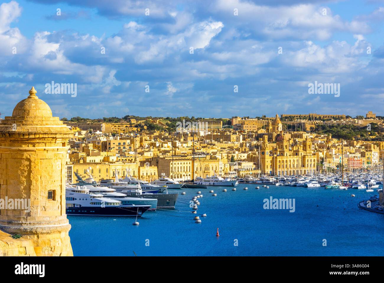 Blick auf Birgu und Fort St. Angelo von den Upper Barrakka Gardens, Valletta, Malta Stockfoto