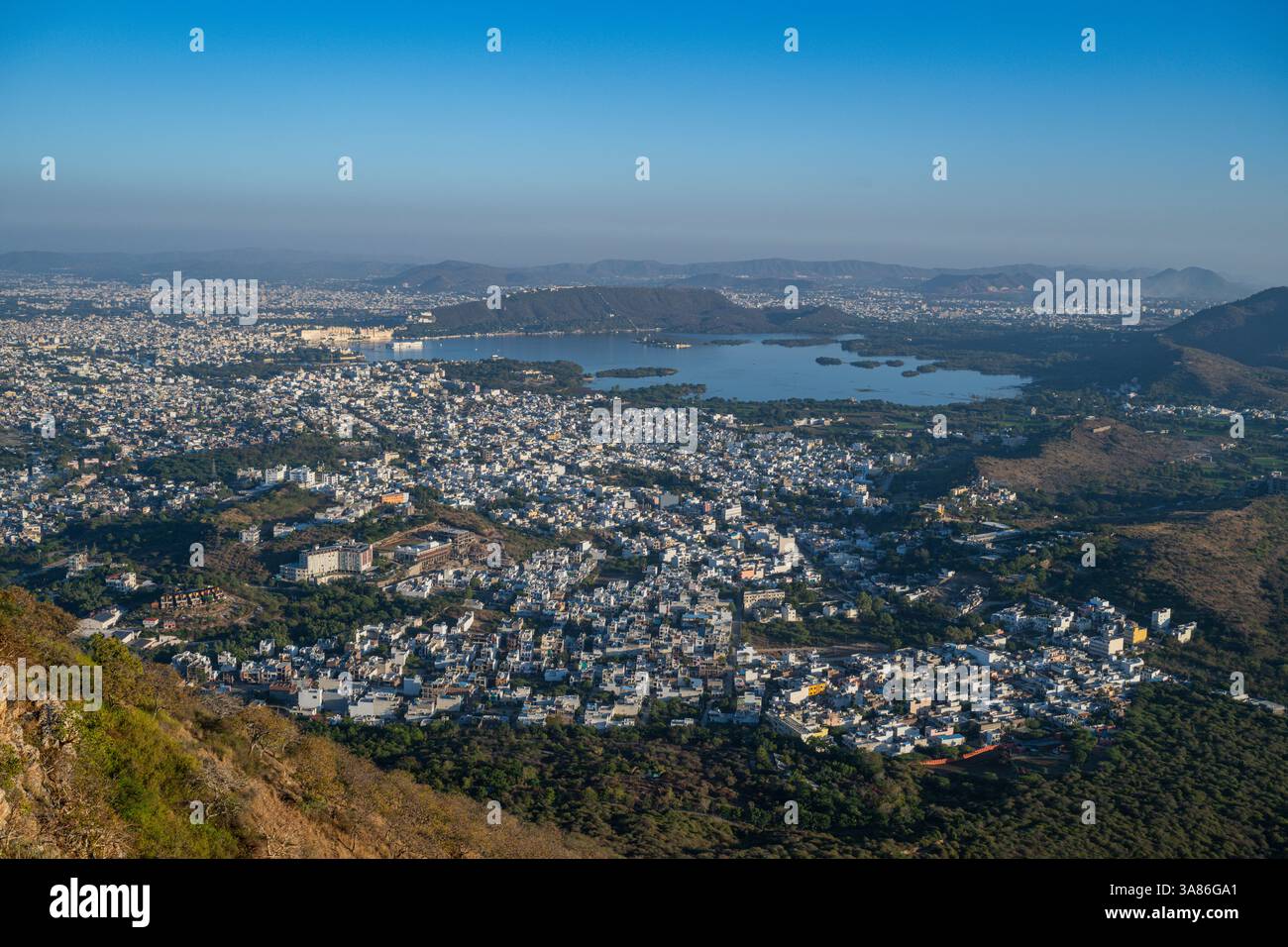 Blick über Udaipur vom Monsoon Palace (Sajjan Garh Palace), Udaipur, Rajasthan, Indien Stockfoto