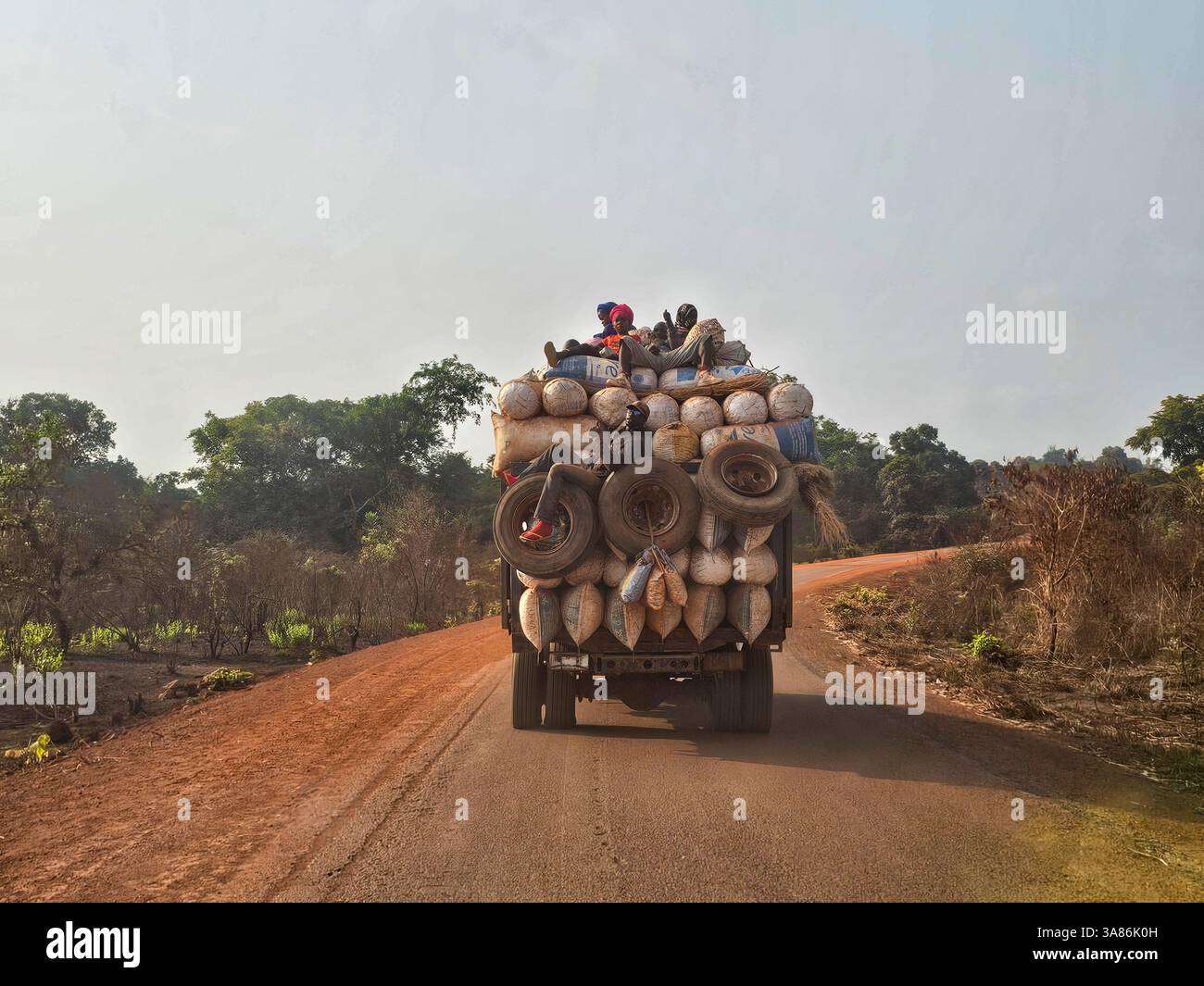 Überladener Lkw, östliche Zentralafrikanische Republik Stockfoto