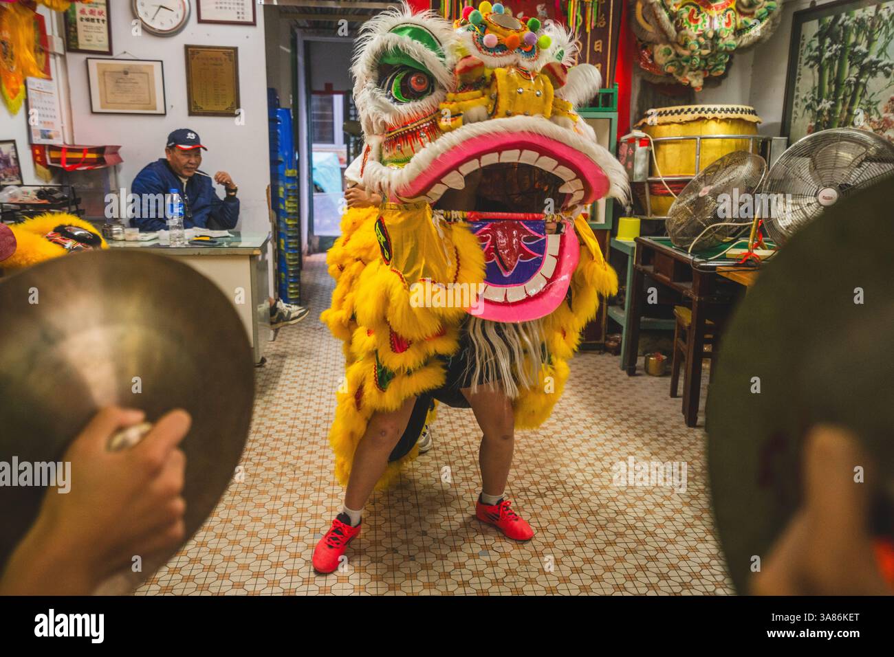 Eine Löwentanz-Praxis in Peng Chau, Hongkong, China Stockfoto