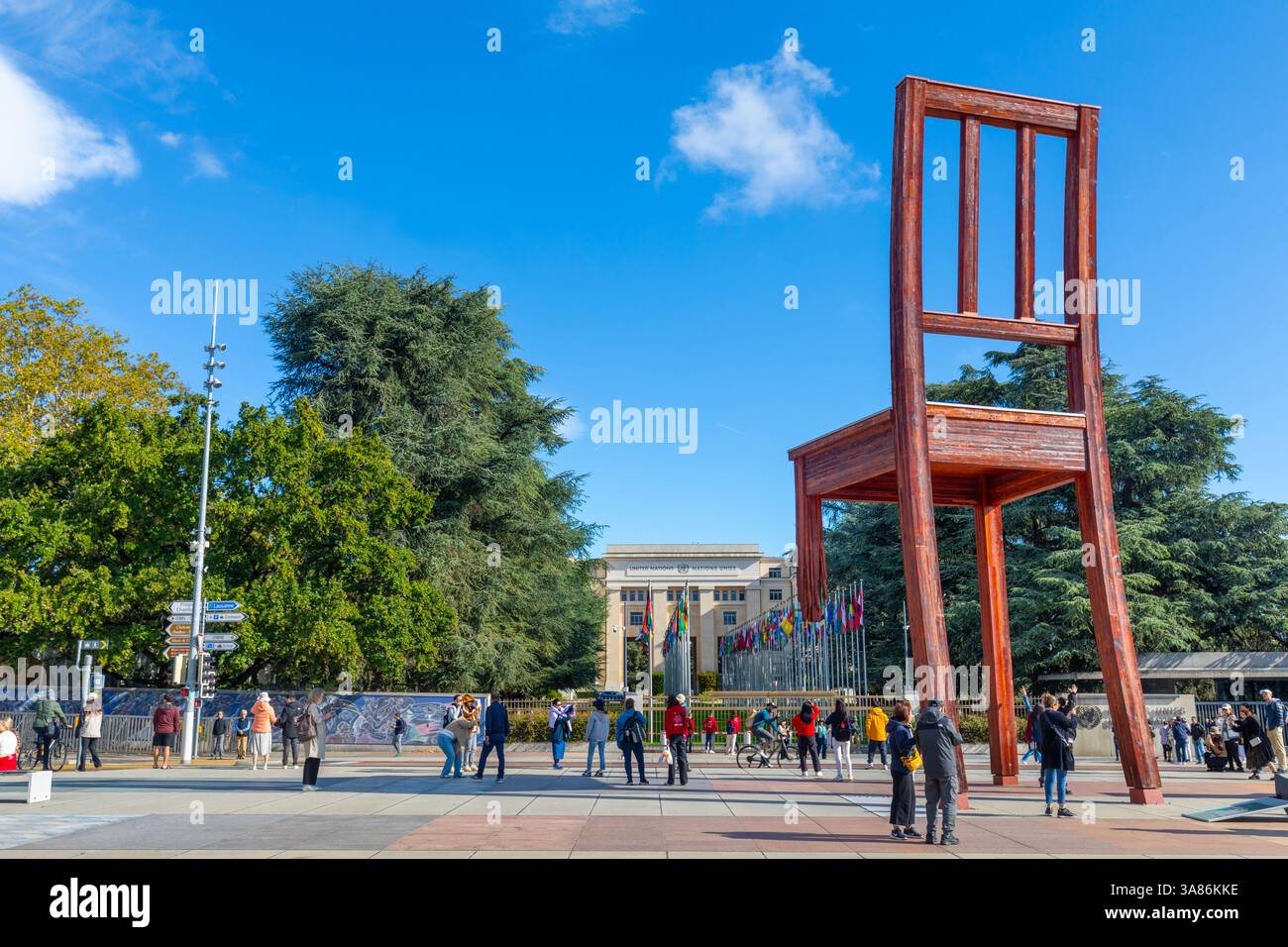 Broken Chair, Gedenkstätte für die Opfer von Landminen, Place des Nations, Genf, Schweiz Stockfoto