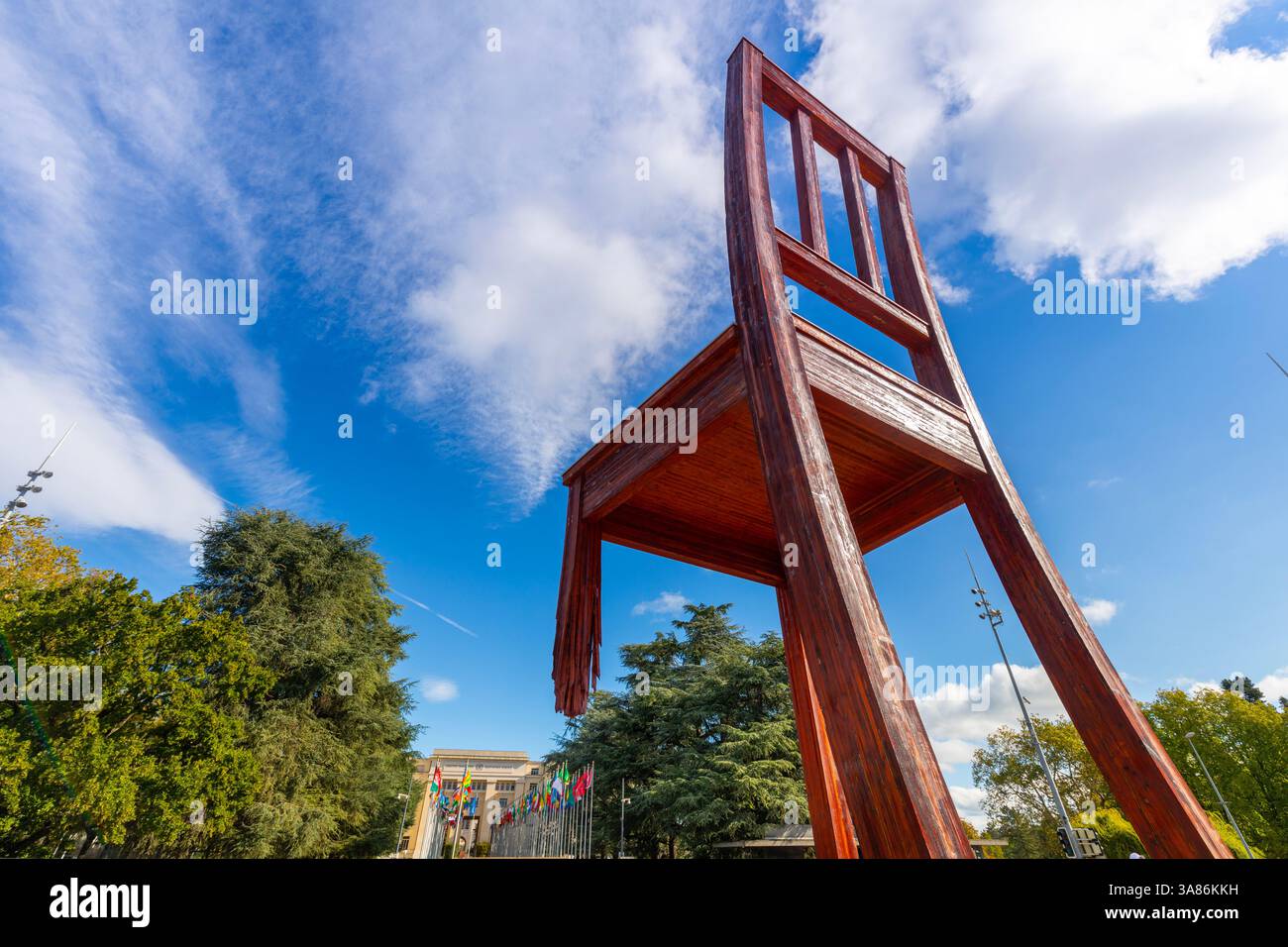 Broken Chair, Gedenkstätte für die Opfer von Landminen, Place des Nations, Genf, Schweiz Stockfoto