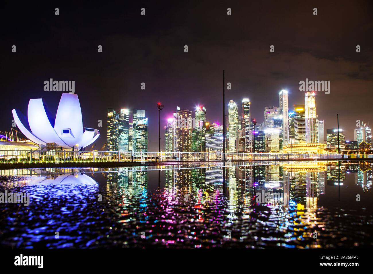 Skyline der Singapore Marina Bay bei Nacht, Downtown Core Wolkenkratzer und das Art Science Museum, Singapur Stockfoto